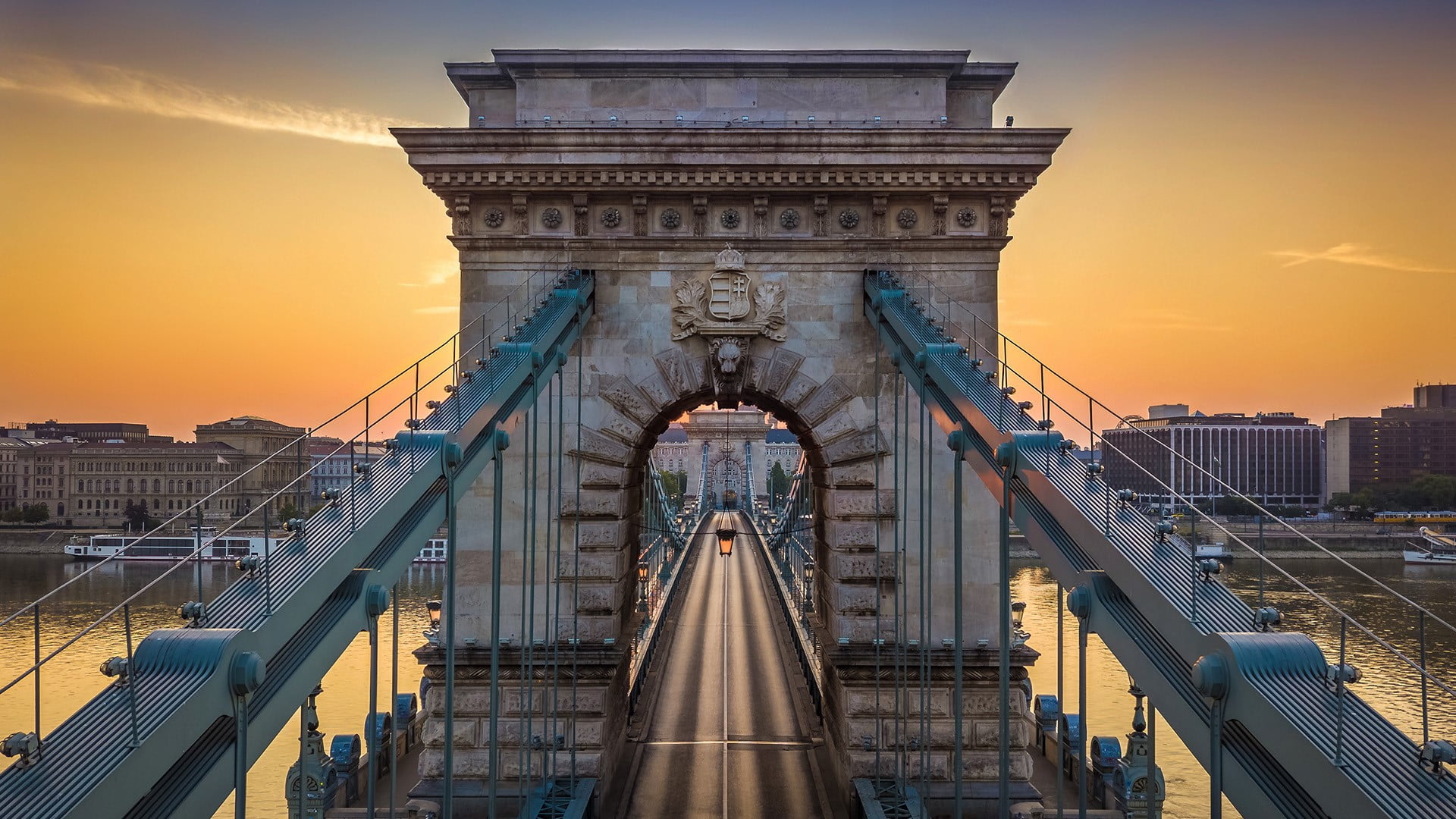 Windows 10 Lock Screen / Spotlight Image : szechenyi chain bridge